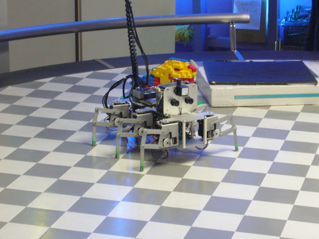 Automatiker programmiert bei RoboNoris einen Cobot an der Montagestation